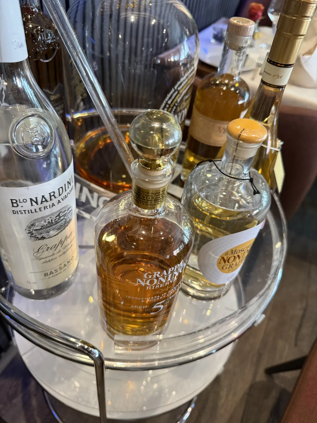 Grappa und Amaro auf dem Wagen