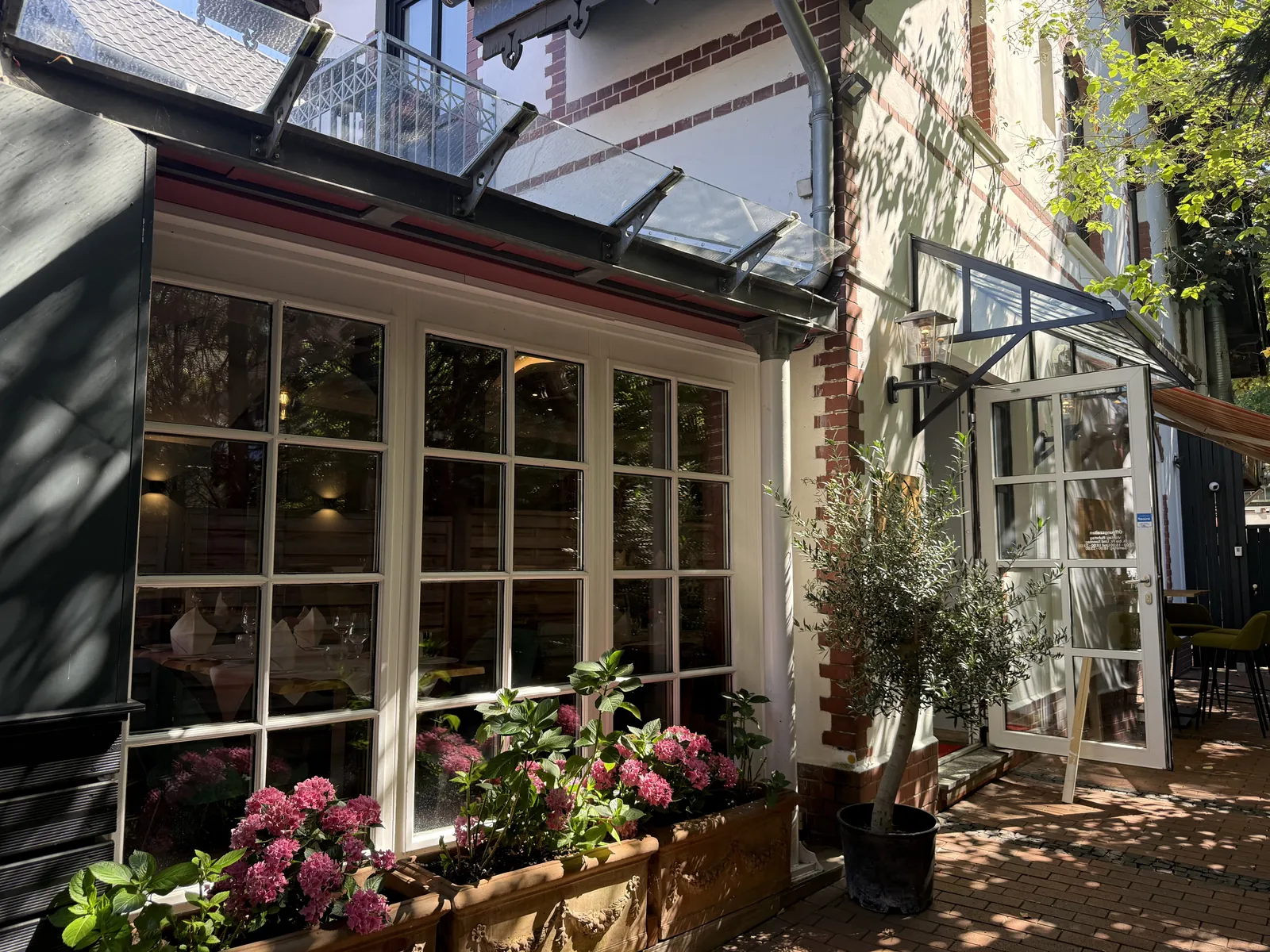Der Innenhof mit Blumenkästen und Olivenbaum