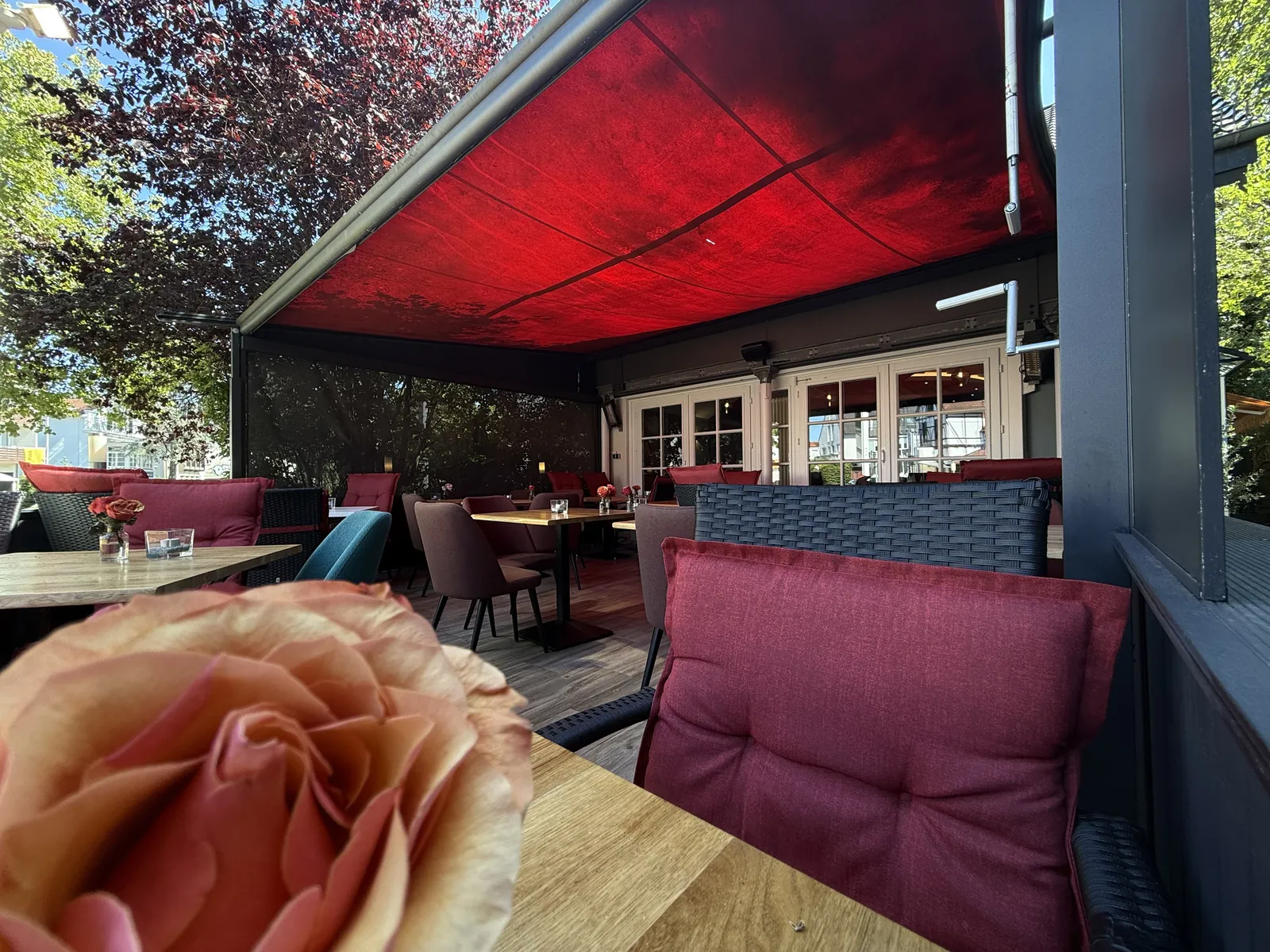 Die Terrasse unter der roten Markise
